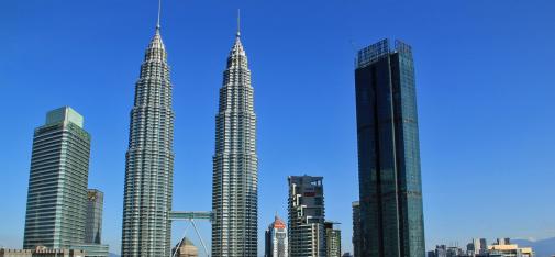 Drugi co do wysokości budynek stolicy z 77 piętrami, 343-metrowe Four Seasons Place znajduje się tuż obok kultowych wieżowców Petronas Towers.
