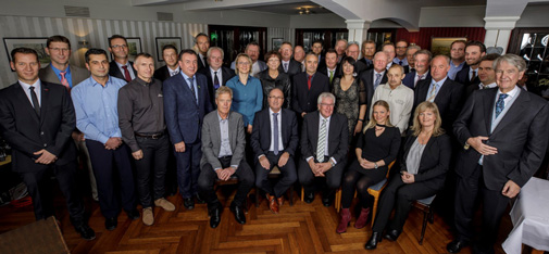 Zdjęcie grupowe tegorocznych laureatów długoletnich nagród MC podczas tradycyjnego, uroczystego wieczoru w Bottrop.
