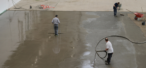 MC-Floor Screed jest bardzo dobrze przystosowany do szybkiej rehabilitacji posadzek przemysłowych narażonych na duże zużycie dzięki szybkiemu działaniu utwardzającemu i wysokiej odporności. Dzięki temu idealnie nadaje się do pracy na budowach weekendowych.