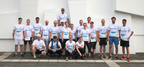 Tradycyjne zdjęcie grupowe przed startem maratonu w Teatrze Muzycznym w Gelsenkirchen w pobliżu miejsca startu i zakończenia maratonu pokazuje wszystkich uczestników MC w tegorocznym Maratonie VIVAWEST.
