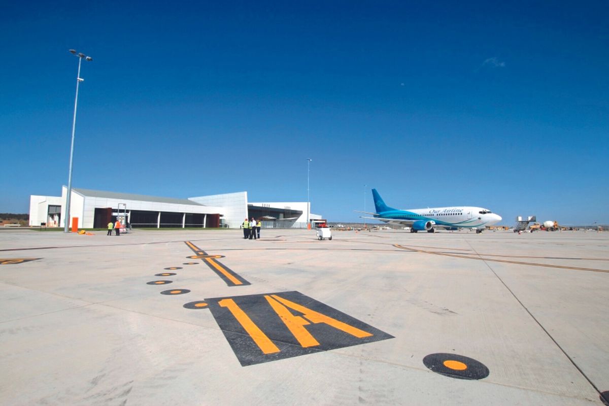 Drogi kołowania i hangary na lotnisku Brisbane West Wellcamp w Australii. Do ich budowy wykorzystano geopolimerowy beton 