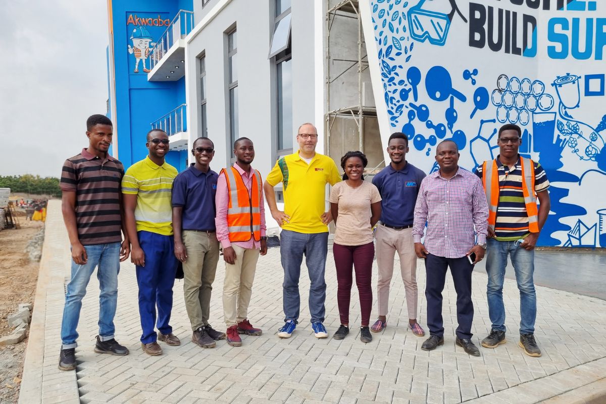 Zdjęcie grupowe z zespołem badawczo-rozwojowym MC-Bauchemie Ghana wraz z dr Wolframem Schmidtem, koordynatorem projektu INFRACOST i pracownikiem Federalnego Instytutu Badań i Testowania Materiałów (BAM) oraz Noble Bediako, dyrektorem zarządzającym MC-Bauchemie Ghana.