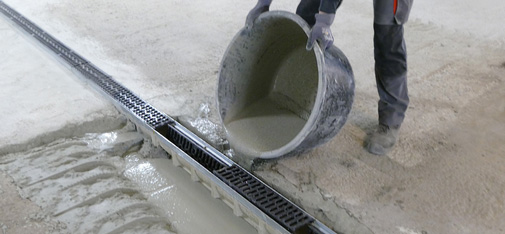 Naprawa koryta odwadniającego w podziemnym parkingu przy użyciu Emcekrete 50 A. Nowy, wolno twardniejący beton do spoinowania firmy MC-Bauchemie może być stosowany wykonywania podlewek o grubości warstwy do 320 mm, jak również jako zaprawa na-prawcza spełniająca niemieckie wytyczne RL-SIB.
